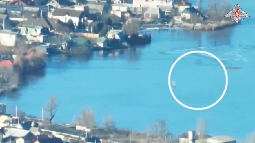 Lựu pháo D-20 của Nga tấn công tàu đổ bộ Ukraine tiếp cận tả ngạn sông Dnepr